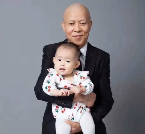 女兒為患病父親補拍婚紗照,媽媽強裝笑臉神情令網友破防:眼裡都是悲傷