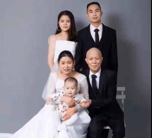女兒為患病父親補拍婚紗照,媽媽強裝笑臉神情令網友破防:眼裡都是悲傷