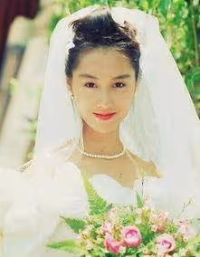 甜蜜,凍齡女神朱茵49歲生日在劇組度過,老公黃貫中隔空獻歌