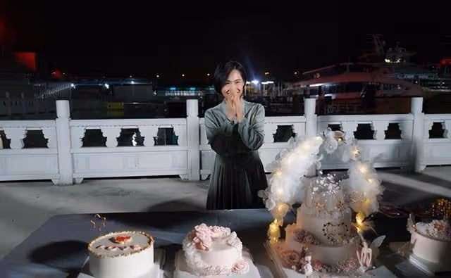 甜蜜,凍齡女神朱茵49歲生日在劇組度過,老公黃貫中隔空獻歌