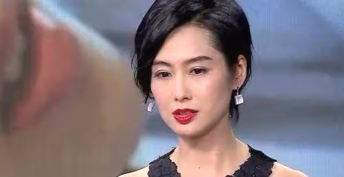 甜蜜,凍齡女神朱茵49歲生日在劇組度過,老公黃貫中隔空獻歌