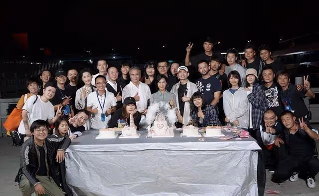 甜蜜,凍齡女神朱茵49歲生日在劇組度過,老公黃貫中隔空獻歌