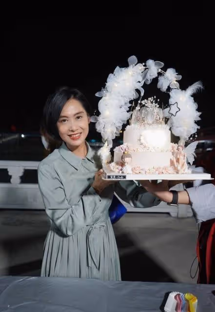 甜蜜,凍齡女神朱茵49歲生日在劇組度過,老公黃貫中隔空獻歌