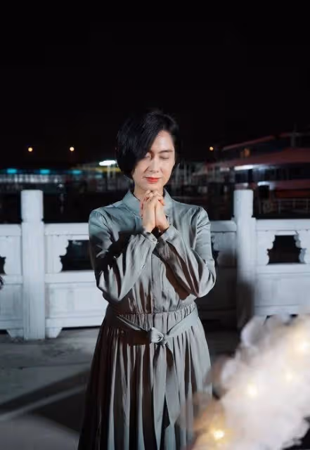 甜蜜,凍齡女神朱茵49歲生日在劇組度過,老公黃貫中隔空獻歌