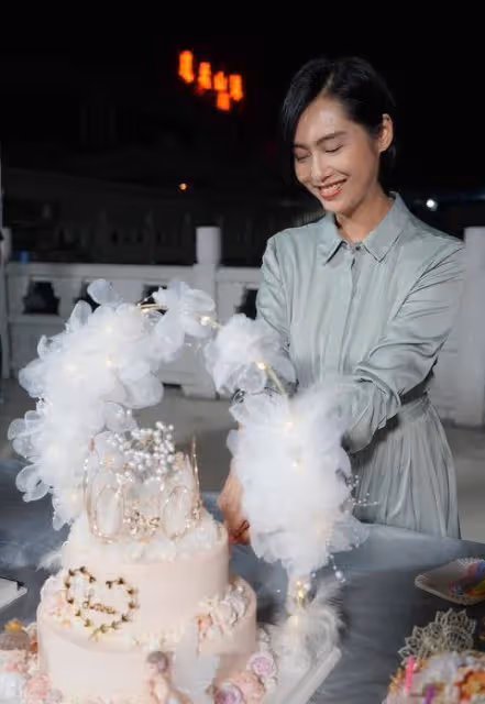 甜蜜,凍齡女神朱茵49歲生日在劇組度過,老公黃貫中隔空獻歌