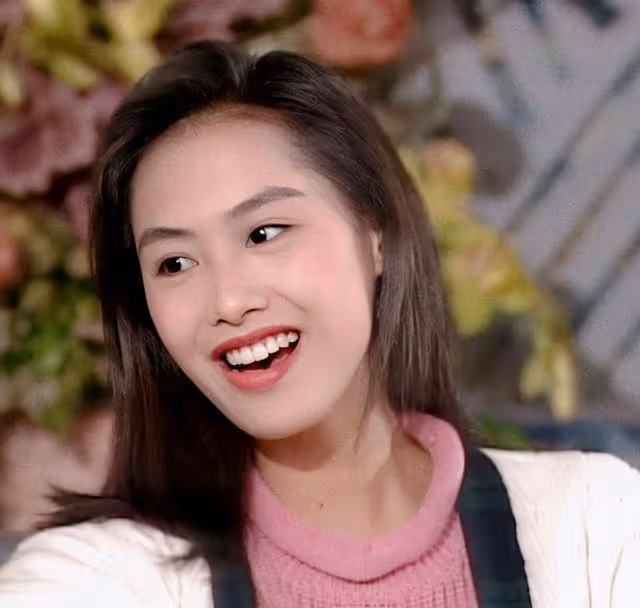 甜蜜,凍齡女神朱茵49歲生日在劇組度過,老公黃貫中隔空獻歌