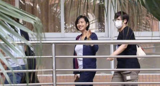 甜蜜,凍齡女神朱茵49歲生日在劇組度過,老公黃貫中隔空獻歌