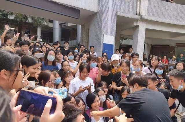 甜蜜,凍齡女神朱茵49歲生日在劇組度過,老公黃貫中隔空獻歌
