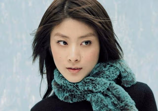 百億富豪苦追16年,花400萬坐月子,今47歲被老公寵成公主