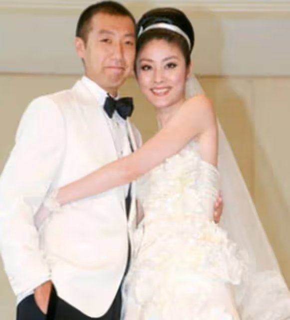 百億富豪苦追16年,花400萬坐月子,今47歲被老公寵成公主