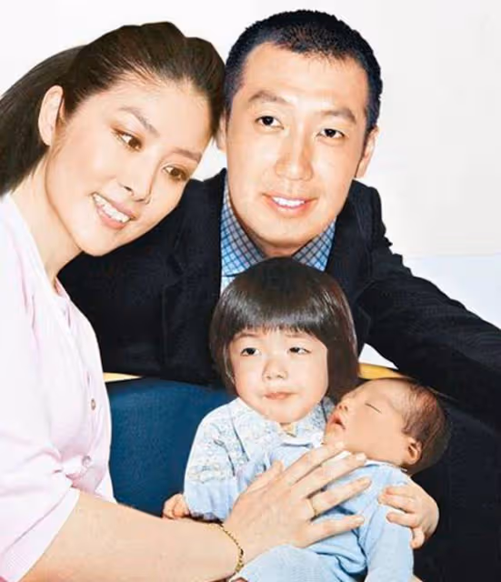 百億富豪苦追16年,花400萬坐月子,今47歲被老公寵成公主