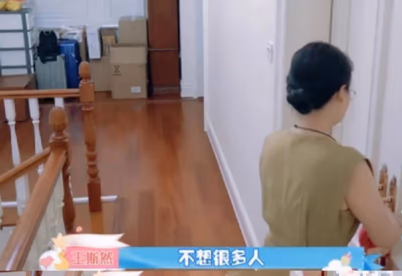 王斯然喂奶遭圍觀崩潰大哭,自嘲自己像動物,老公教科書式回應