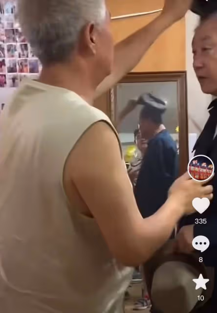 64歲趙本山挺大肚腩現身，滿臉通紅白髮蒼蒼，與范偉同框似兩代人