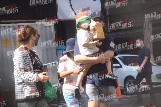 51歲吳奇隆帶娃做核酸，3歲步步哭鬧不停粘爸爸，兩保姆招架不住