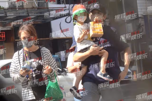 51歲吳奇隆帶娃做核酸，3歲步步哭鬧不停粘爸爸，兩保姆招架不住