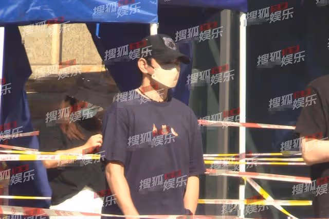 51歲吳奇隆帶娃做核酸，3歲步步哭鬧不停粘爸爸，兩保姆招架不住