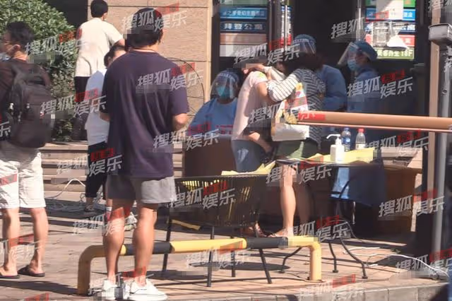 51歲吳奇隆帶娃做核酸，3歲步步哭鬧不停粘爸爸，兩保姆招架不住