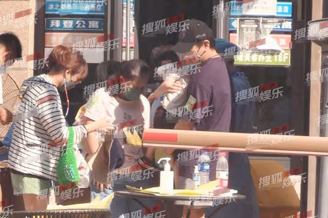 51歲吳奇隆帶娃做核酸，3歲步步哭鬧不停粘爸爸，兩保姆招架不住