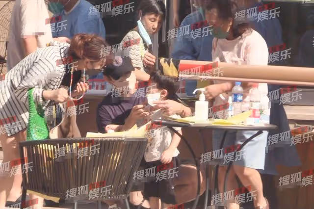 51歲吳奇隆帶娃做核酸，3歲步步哭鬧不停粘爸爸，兩保姆招架不住