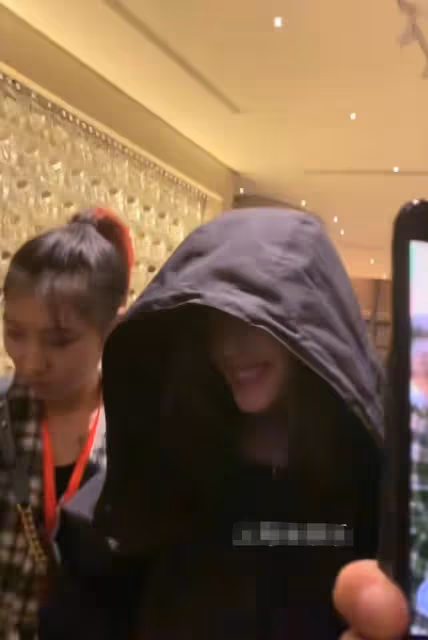 張天愛曝錄音後首現身！披超大黑色斗篷全程低頭，男方被曝吃軟飯