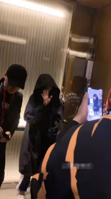 張天愛曝錄音後首現身！披超大黑色斗篷全程低頭，男方被曝吃軟飯
