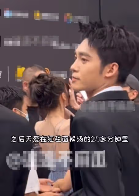 張天愛曝錄音後首現身！披超大黑色斗篷全程低頭，男方被曝吃軟飯