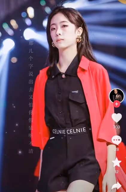 湯鎮業雙胞胎女兒首登T台，秀美腿氣質似超模，14歲身高已近1米7