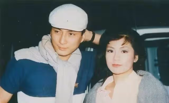 湯鎮業雙胞胎女兒首登T台，秀美腿氣質似超模，14歲身高已近1米7