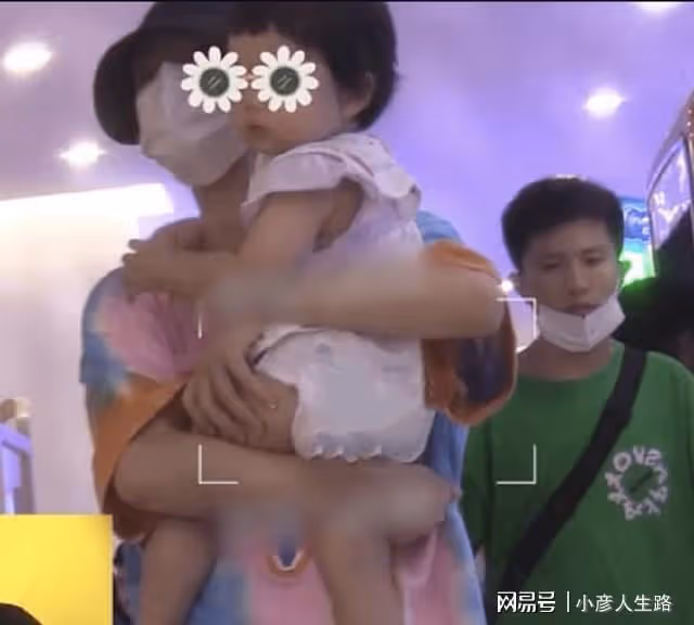 張傑謝娜一家逛街，女兒小咘芽可愛十足，網友祝福不斷！