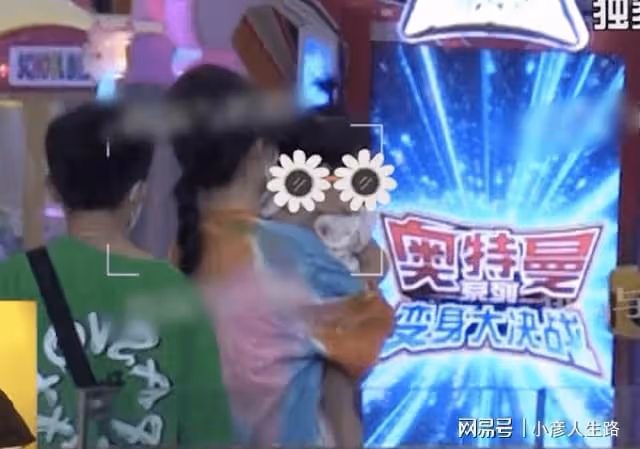 張傑謝娜一家逛街，女兒小咘芽可愛十足，網友祝福不斷！