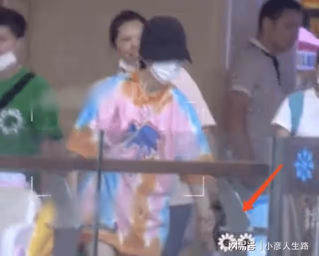 張傑謝娜一家逛街，女兒小咘芽可愛十足，網友祝福不斷！