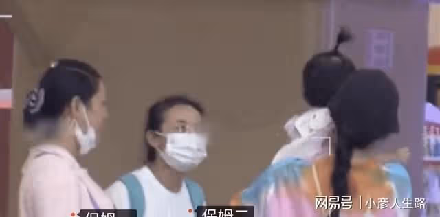 張傑謝娜一家逛街，女兒小咘芽可愛十足，網友祝福不斷！