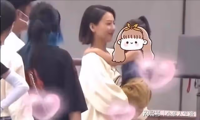 42歲高圓圓獨自帶娃,3歲女兒正臉曝光,遺傳爸媽超高顏值
