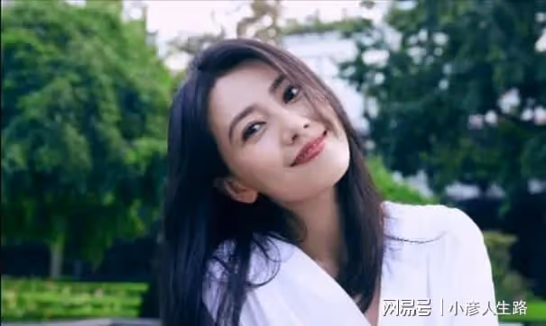 42歲高圓圓獨自帶娃,3歲女兒正臉曝光,遺傳爸媽超高顏值