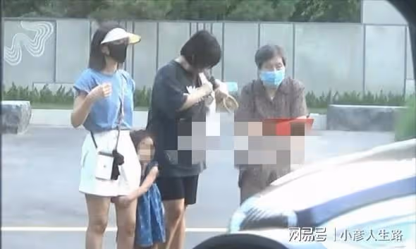 42歲高圓圓獨自帶娃,3歲女兒正臉曝光,遺傳爸媽超高顏值