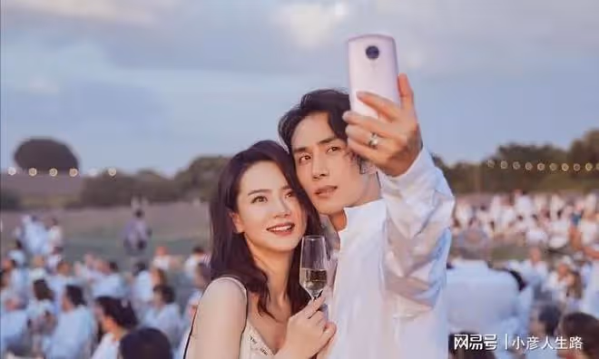 42歲高圓圓獨自帶娃,3歲女兒正臉曝光,遺傳爸媽超高顏值