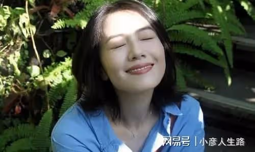 42歲高圓圓獨自帶娃,3歲女兒正臉曝光,遺傳爸媽超高顏值