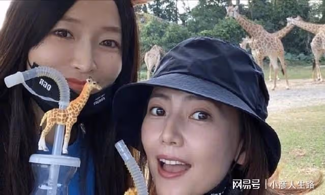 42歲高圓圓獨自帶娃,3歲女兒正臉曝光,遺傳爸媽超高顏值