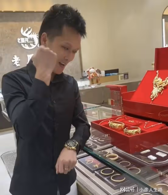 恭喜!網紅小七嬸官宣與女友訂婚,買17萬多的戒指,因同姓惹非議