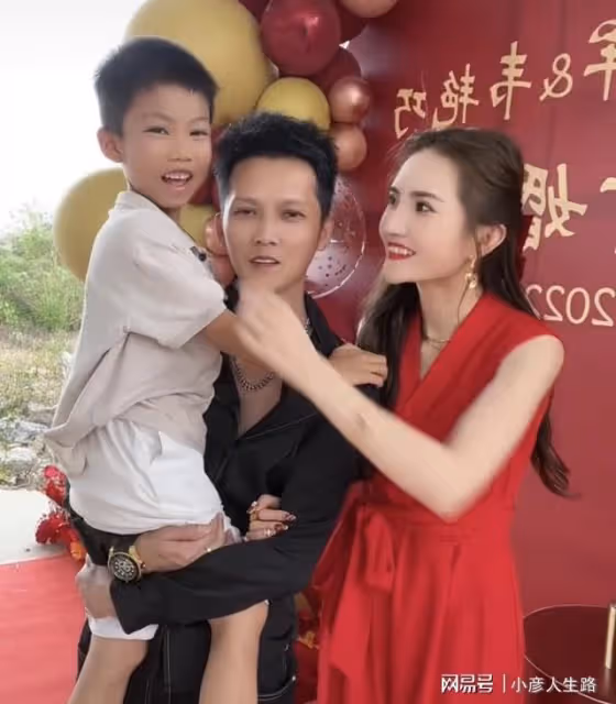 恭喜!網紅小七嬸官宣與女友訂婚,買17萬多的戒指,因同姓惹非議