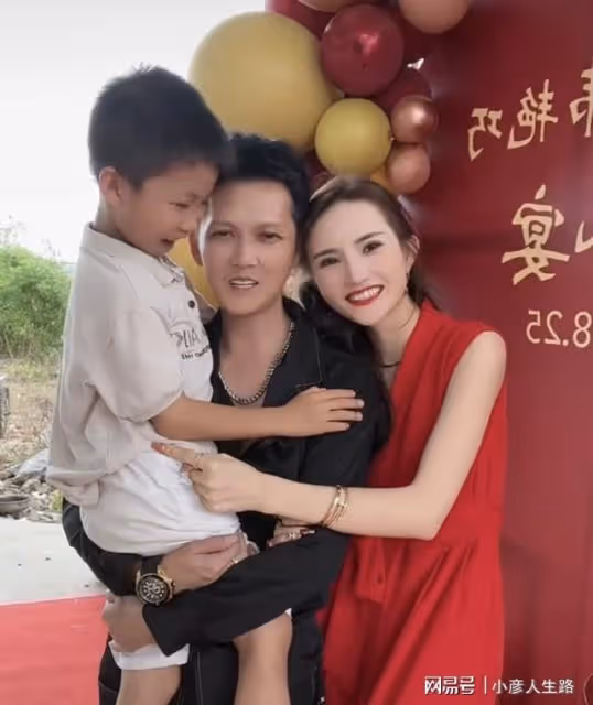 恭喜!網紅小七嬸官宣與女友訂婚,買17萬多的戒指,因同姓惹非議