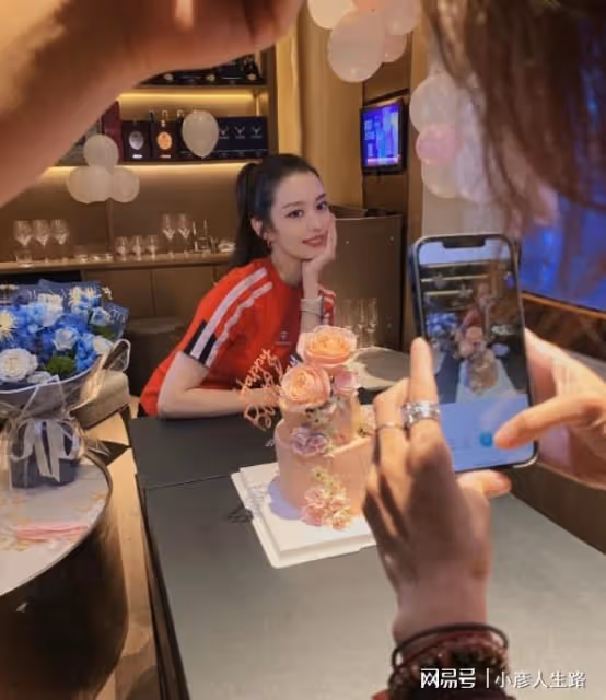 28歲吉娜酒店慶生,扎高馬尾秀「筷子腿」,身後柜子擺滿名酒