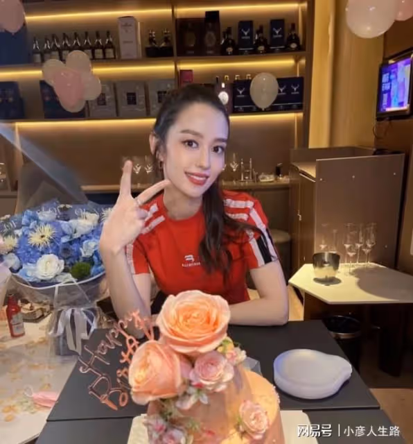 28歲吉娜酒店慶生,扎高馬尾秀「筷子腿」,身後柜子擺滿名酒