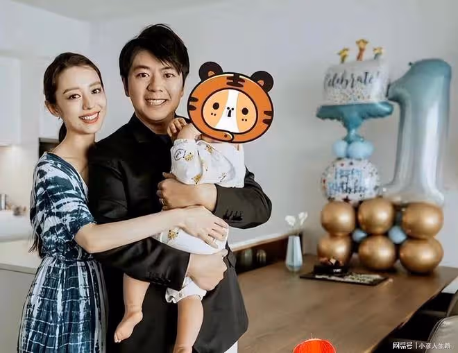28歲吉娜酒店慶生,扎高馬尾秀「筷子腿」,身後柜子擺滿名酒