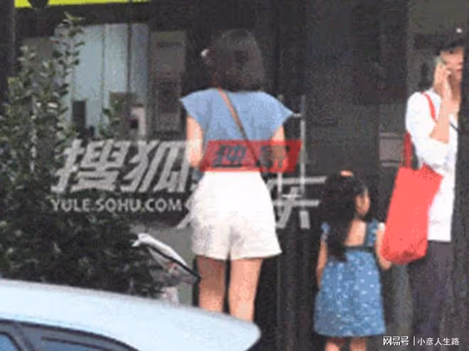 高圓圓被3歲女兒抱大腿!穿短褲雙腿超白嫩,腳踩一雙拖鞋接地氣