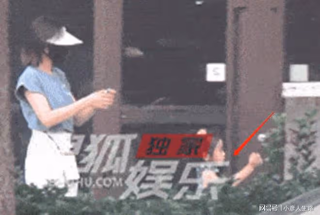 高圓圓被3歲女兒抱大腿!穿短褲雙腿超白嫩,腳踩一雙拖鞋接地氣