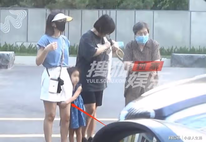 高圓圓被3歲女兒抱大腿!穿短褲雙腿超白嫩,腳踩一雙拖鞋接地氣