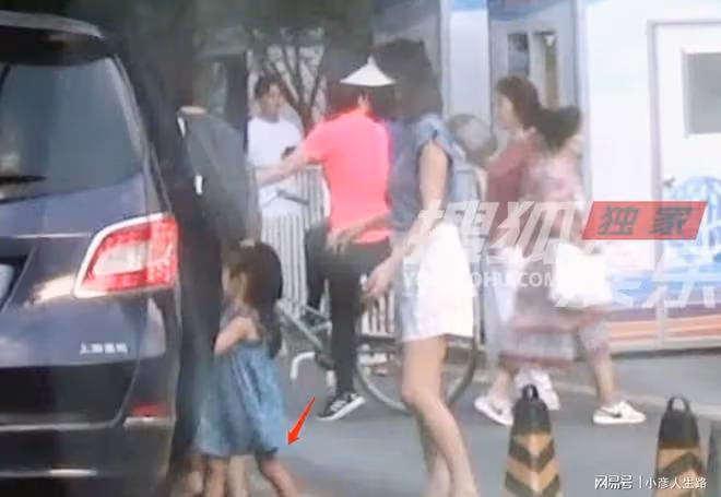高圓圓被3歲女兒抱大腿!穿短褲雙腿超白嫩,腳踩一雙拖鞋接地氣