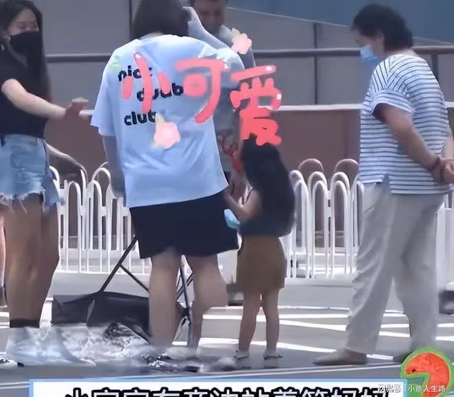 高圓圓被3歲女兒抱大腿!穿短褲雙腿超白嫩,腳踩一雙拖鞋接地氣
