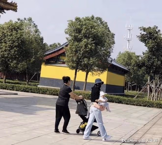 高圓圓被3歲女兒抱大腿!穿短褲雙腿超白嫩,腳踩一雙拖鞋接地氣